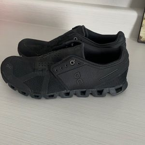 Black On Cloud running shoes 9.5